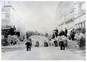 Barrikade på Rue de Charonne under Pariserkommunen, 18. marts 1871